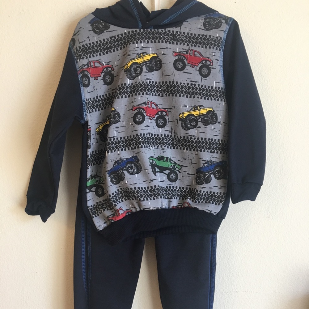 Boys 2 pc sweatsuit (New)